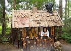Der Köhlerhof in der Rostocker Heide läd zum spazieren auf einem Märchenweg mit vielen uns vertrauten Holzfiguren ein. Hier das "Knusperhaus der Hexe aus Häsel und Gretel". : Märchen, Knusperhaus